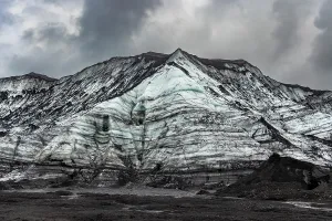 Mountainous Prints: Layers of ice and ash reveal geologic history in southern Iceland's Katla glacier