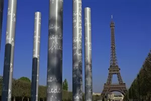 Images Dated 30th November 2007: Le Mur pour la Paix (Wall of Peace) and the Eiffel Tower, Parc du Champ de Mar