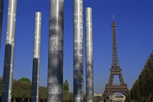 Images Dated 30th November 2007: Le Mur pour la Paix (Wall of Peace) and the Eiffel Tower, Parc du Champ de Mar