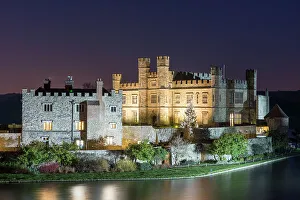 Maidstone Prints: Leeds Castle and moat at night with decorated Christmas tree