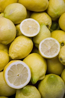Images Dated 26th June 2007: Lemons for sale