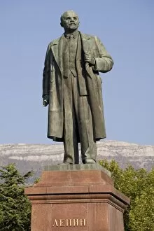 Images Dated 6th October 2009: Lenin statue, Yalta, Crimea, Ukraine, Europe