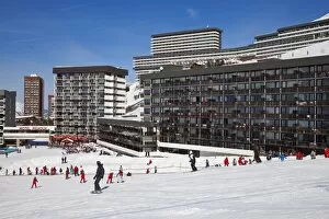 Images Dated 16th February 2009: Les Menuires ski resort, 1800m, in the Three Valleys (Les Trois Vallees)