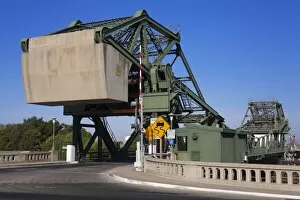 Images Dated 29th September 2009: Lift bridge over the Sacramento River in Walnut Grove, Sacramento Delta Region
