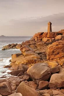 Images Dated 25th August 2011: Lighthouse of Meen Ruz, Ploumanach, Cote de Granit Rose, Cotes d Armor, Brittany, France, Europe