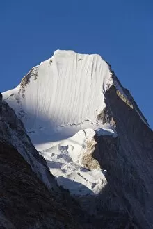 Images Dated 2nd April 2010: Lingtren, 6697m, Solu Khumbu Everest Region, Sagarmatha National Park, Himalayas