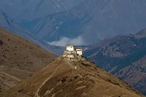 Images Dated 13th November 2009: Lingzhi Dzong, a spectacular site on the Laya-Gasa trek, Thimpu District, Bhutan, Asia