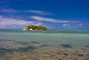 Images Dated 5th September 2007: Little island just off shore of Mahebourg, Mauritius, Indian Ocean, Africa