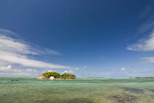 Images Dated 5th September 2007: Little island just off shore of Mahebourg, Mauritius, Indian Ocean, Africa