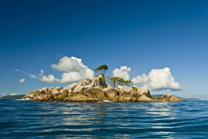 Images Dated 31st October 2006: Little uninhabitated island near Ile aux Cocos, Seychelles, Indian Ocean, Africa