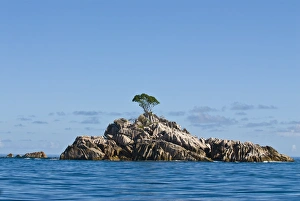 Images Dated 31st October 2006: Little uninhabitated island near Ile aux Cocos, Seychelles, Indian Ocean, Africa