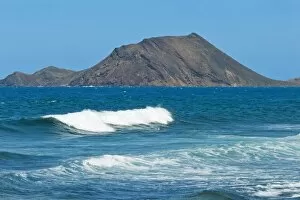 Images Dated 11th August 2010: Lobos Island, a nature reserve and La Caldera volcano, just north of this resort, Corralejo
