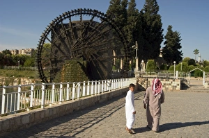 Images Dated 17th January 2000: Local people near water wheel on the Orontes River