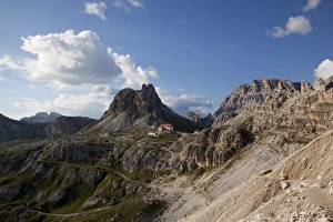 Images Dated 21st August 2010: Locatelli refuge on the Tre cime di Lavaredo walk, Dolomites, eastern Alps