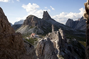 Images Dated 21st August 2010: Locatelli refuge on the Tre cime di Lavaredo walk, Dolomites, eastern Alps
