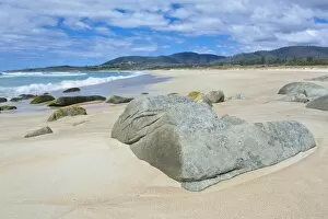 Images Dated 25th October 2008: Lonely Beach on the East Coast of Tasmania, Australia, Pacific