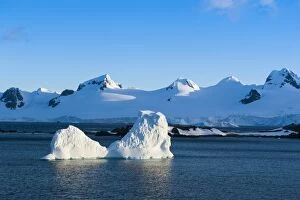 Images Dated 2nd December 2008: Lonely iceberg, Half Moon Bay, South Shetland Island Islands, Antarctica, Polar Regions