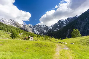 Lonely traditional hut in a wild alpine valley, Val d Arigna, Orobie, Valtellina, Lombardy, Italy, Europe
