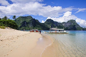 South East Asian Prints: Long sandy beach in the Bacuit archipelago, Palawan, Philippines, Southeast Asia, Asia