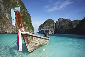 Images Dated 31st October 2009: Long tail boat, Ao Maya, Ko Phi Ph Leh, Krabi Province, Thailand, Southeast Asia, Asia