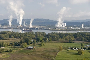 Images Dated 10th October 2008: Lumber mills along Columbia River, Kelso, Washington State, United States of America