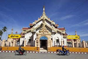 Kengtung Prints: Maha Myatmuni Temple, Kengtung, Shan State, Myanmar (Burma), Asia
