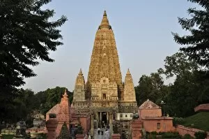 Images Dated 5th November 2010: Mahabodhi Temple, UNESCO World Heritage Site, Bodh Gaya (Bodhgaya), Gaya District