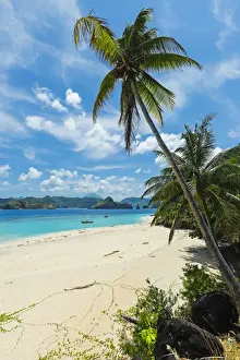 Mahoro Island white sand beach with Masare and Pahepa Islands beyond, Mahoro, Siau, Sangihe Archipelago, North Sulawesi, Indonesia, Southeast Asia, Asia