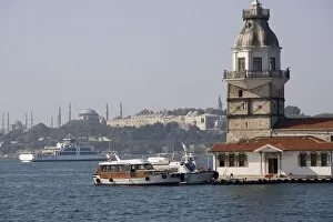 Images Dated 12th October 2009: Maidens tower (Kizkulesi), former tollbooth in Bosphorus, with Topkapi palace