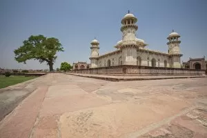 Images Dated 30th April 2010: Main building of the funerary complex Humayuns tomb, the first garden tomb in the