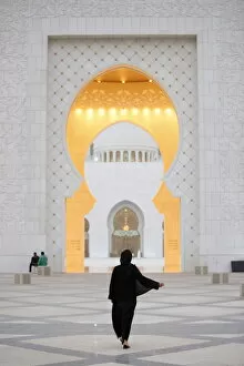 Images Dated 27th October 2009: Main entrance, Sheikh Zayed Grand Mosque, Abu Dhabi, United Arab Emirates, Middle East