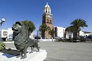 Images Dated 1st December 2011: Main square and Church of Our Lady of Guadalupe, Teguise, Lanzarote, Canary Islands, Spain
