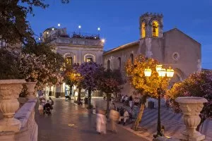 Images Dated 11th June 2009: Main Square at dusk, Taormina, Sicily, Italy, Europe