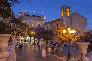 Images Dated 11th June 2009: Main Square at dusk, Taormina, Sicily, Italy, Europe