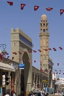 Main street and mosque, Tozeur, Tunisia, North Africa, Africa