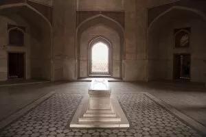 Images Dated 10th April 2010: Main tomb chamber, Humayuns tomb, built in 1570, UNESCO World Heritage Site