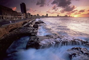 Images Dated 13th February 2008: The Malecon, Havana, Cuba, West Indies, Central America