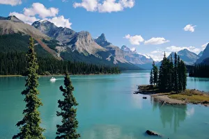 Images Dated 26th July 2008: Maligne Lake, Rocky Mountains, Alberta, Canada
