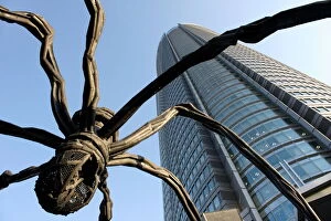 Images Dated 14th May 2009: Maman Spider sculpture by Louise Bourgeois with Roppongi Hills Mori Tower in Roppongi, Tokyo, Japan