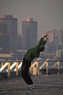 Images Dated 2nd February 2007: Man doing early morning exercises, Tsim Sha Tsui East Promenade, Tsim Sha Tsui