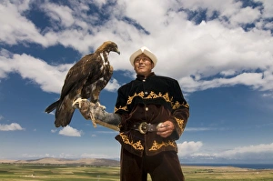 Images Dated 2nd September 2009: Man with his goshawk, Kyrgyzstan, Central Asia, Asia