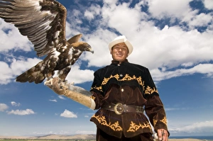 Images Dated 2nd September 2009: Man with his goshawk, Kyrgyzstan, Central Asia, Asia