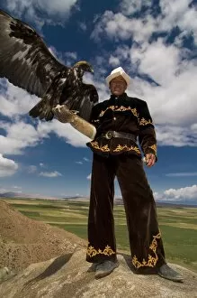 Images Dated 2nd September 2009: Man with his goshawk, Kyrgyzstan, Central Asia, Asia
