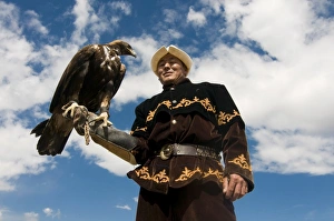 Images Dated 2nd September 2009: Man with his goshawk, Kyrgyzstan, Central Asia, Asia