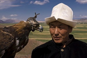 Images Dated 2nd September 2009: Man with his goshawk, Kyrgyzstan, Central Asia, Asia
