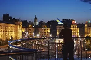 Man looking at Independence Square (Maydan Nezalezhnosti), Kiev, Ukraine, Europe