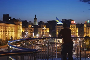 Images Dated 22nd July 2009: Man looking at Independence Square (Maydan Nezalezhnosti), Kiev, Ukraine, Europe