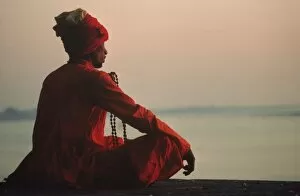 Images Dated 29th November 2007: Man with rosary meditating on the banks of the River Ganges, Varanasi, Uttar Pradesh state
