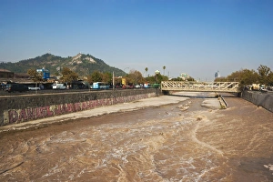 Images Dated 18th February 2005: The Mapocho River, polluted by all kinds of sewage and copper mining waste
