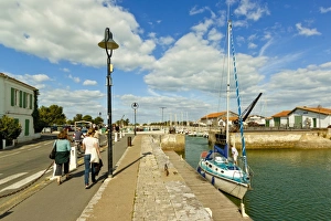 Images Dated 15th August 2009: Marina at Quai de La Criee in the islands principal western town, Ars en Re, Ile de Re